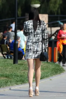 街拍45歲以上的肉絲少婦邊打電話邊逛公園！