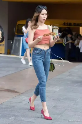 街拍緊身牛仔褲，精緻小姐姐天生尤物，讓你走到哪裡都是焦點！