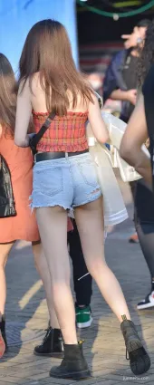 高清街拍牛仔熱褲大白腿時尚妹紙
