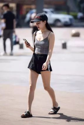 吊帶背心搭配黑色短褲，展現纖細的腰身和精緻鎖骨！