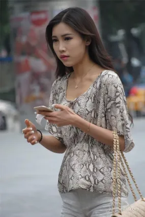 真實街拍美女的熱褲看起來舊舊的，很想幫她撫平上面的皺紋