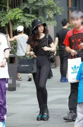 黑色緊身褲将小姐姐的完美身材，展現地淋漓盡緻