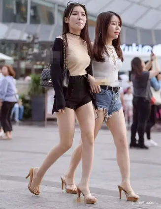 街拍第一站熱褲姐妹花，看到過的人都會多看幾遍