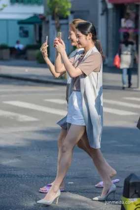 街拍美腿高跟鞋與平底鞋的區别，就是女神與女漢子的區别！