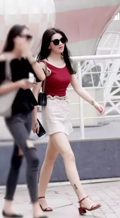 時尚街拍短裙雪白如玉修長雙腿飽滿女郎