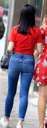 街拍緊身牛仔褲褲美臀氣質女郎