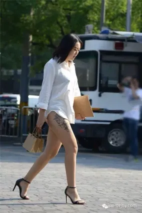 街拍中年婦女透明襯衫兩塊肉突出，穿出魅力女人味兒