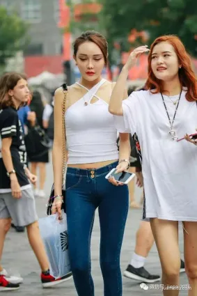 街拍第一站白背心和蜜臀褲，緊緻的風格展現凹凸身材