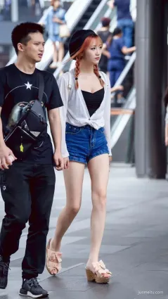 熱褲美女展現迷人的身姿，誰不想娶她？