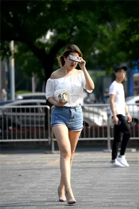 街拍美少婦穿着牛仔短褲，展現出很精緻的效果