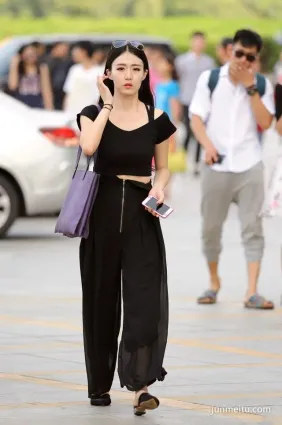 街拍有點像迪麗熱巴的時尚闊腿褲美女，膚白勝雪嬌豔動人