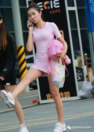街拍抄底粉色包臀裙黃花大閨女，陽光可愛櫻桃小嘴美死了