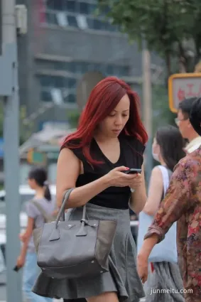 街拍少婦歲月的刀，絲毫沒有在她這雙腿上留下痕迹！