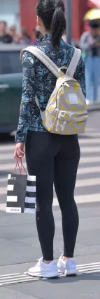 街拍緊身褲美臀豐腴修長雙腿時尚女郎