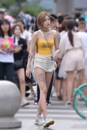 街拍人不可貌相！小姐姐看似清純卻有一顆不羁的心