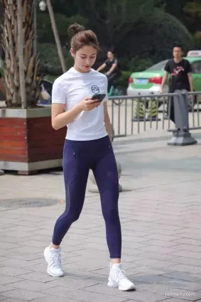 三裡屯街拍緊身瑜伽褲大長腿時尚漂亮妹紙