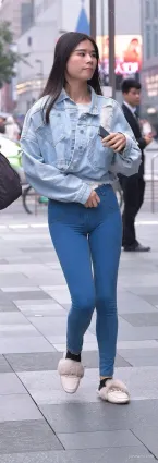 上海街拍緊身牛仔褲完美彰顯出美腿的曲線