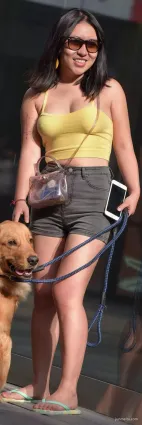街拍牛仔熱褲豐腴美女，穿出與衆不同的氣息感