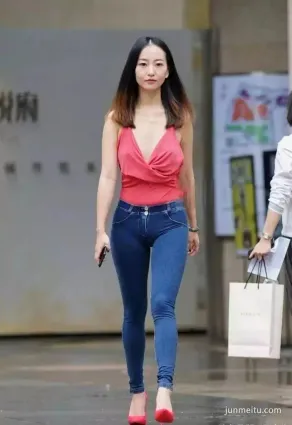 緊身牛仔褲街拍四十歲的年紀活成了二十歲少女的模樣