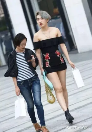 街拍吧黑色印花裙豐腴女神，展現出玲珑好身段
