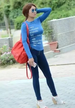 街拍美臀牛仔緊身褲的小姐姐，擋不住的好身材