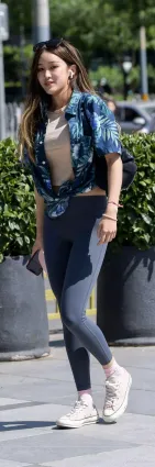 街拍美女褲子緊凹顯溝，這就是打底褲的魅力！