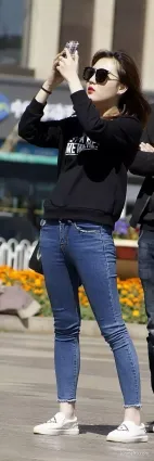昆明街拍緊身牛仔褲修長雙腿苗條氣質漂亮妹紙