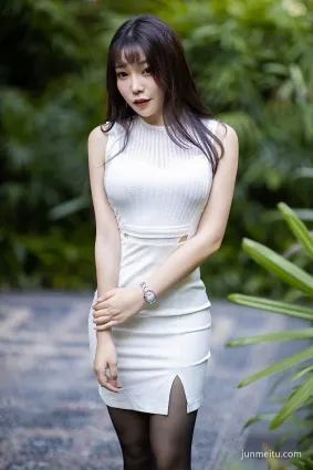 街拍黑絲長腿美腿搶鏡，這身材好到讓人懷疑人生
