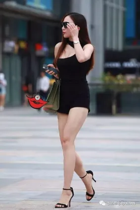 街拍美腿高貴淑女這麼會打扮，難怪還單着