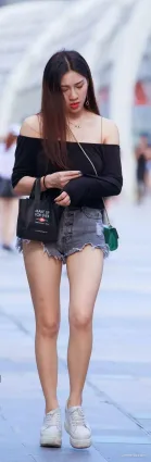 熱褲美女街拍走溫暖路線怎麼能少了一字肩？