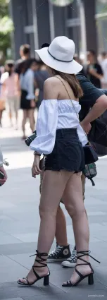 街拍滾叔露肩短褲的美女，秀出白皙雙腿！