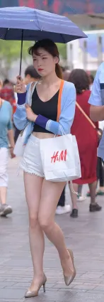 熱褲美女街拍，凹凸有緻的身材