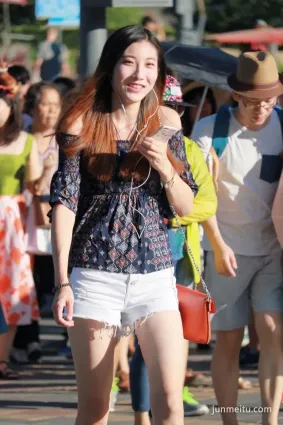 熱褲街拍短袖露肩裝甜美少女，一抹香肩一抹甜！