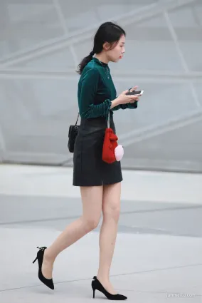 街拍獨自逛街的都市麗人，皮裙和高跟楚楚動人！