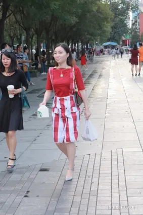 街拍美少婦又白又美又會穿，真正的賞心悅目！