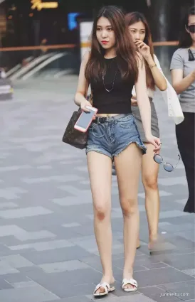 街拍美女牛仔熱褲雪白如玉大長腿氣質妹紙