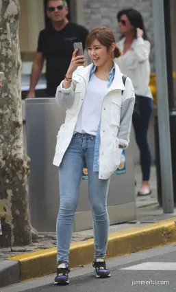 街拍裝扮時髦的牛仔褲美女，笑容清新甜美惹人愛！