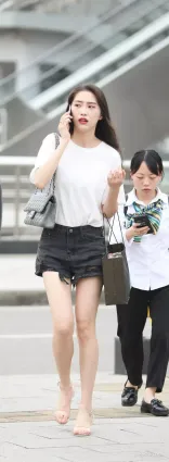 初二女生穿牛仔熱褲被街拍，皮膚白皙發絲飛舞