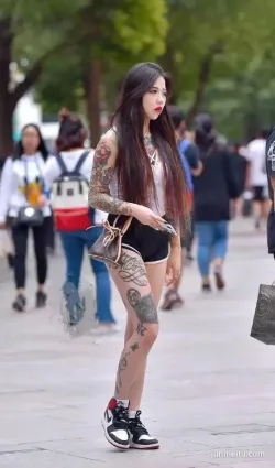 街拍美女全身紋身一般人hold不住！