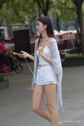 魔鏡街拍貌似維族的女神，要拍出時尚大片的意境！