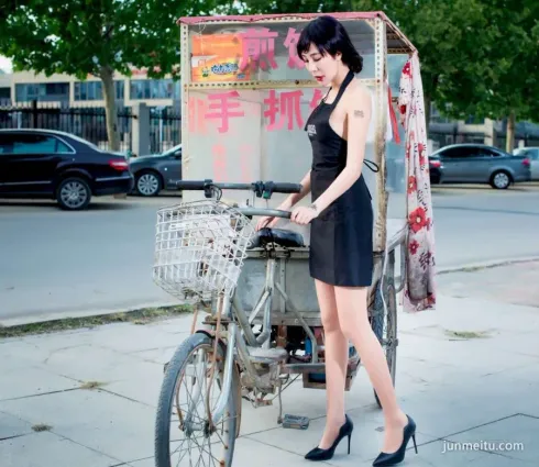 街拍美女穿這樣的衣服賣煎餅果子，生意一定不會差！