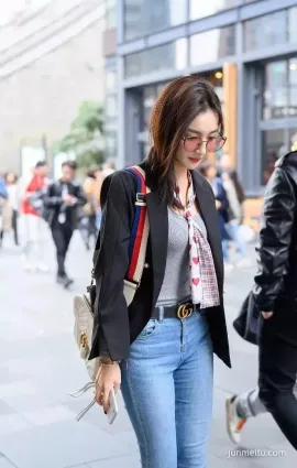 時尚街拍緊身牛仔褲大長腿氣質漂亮妹紙