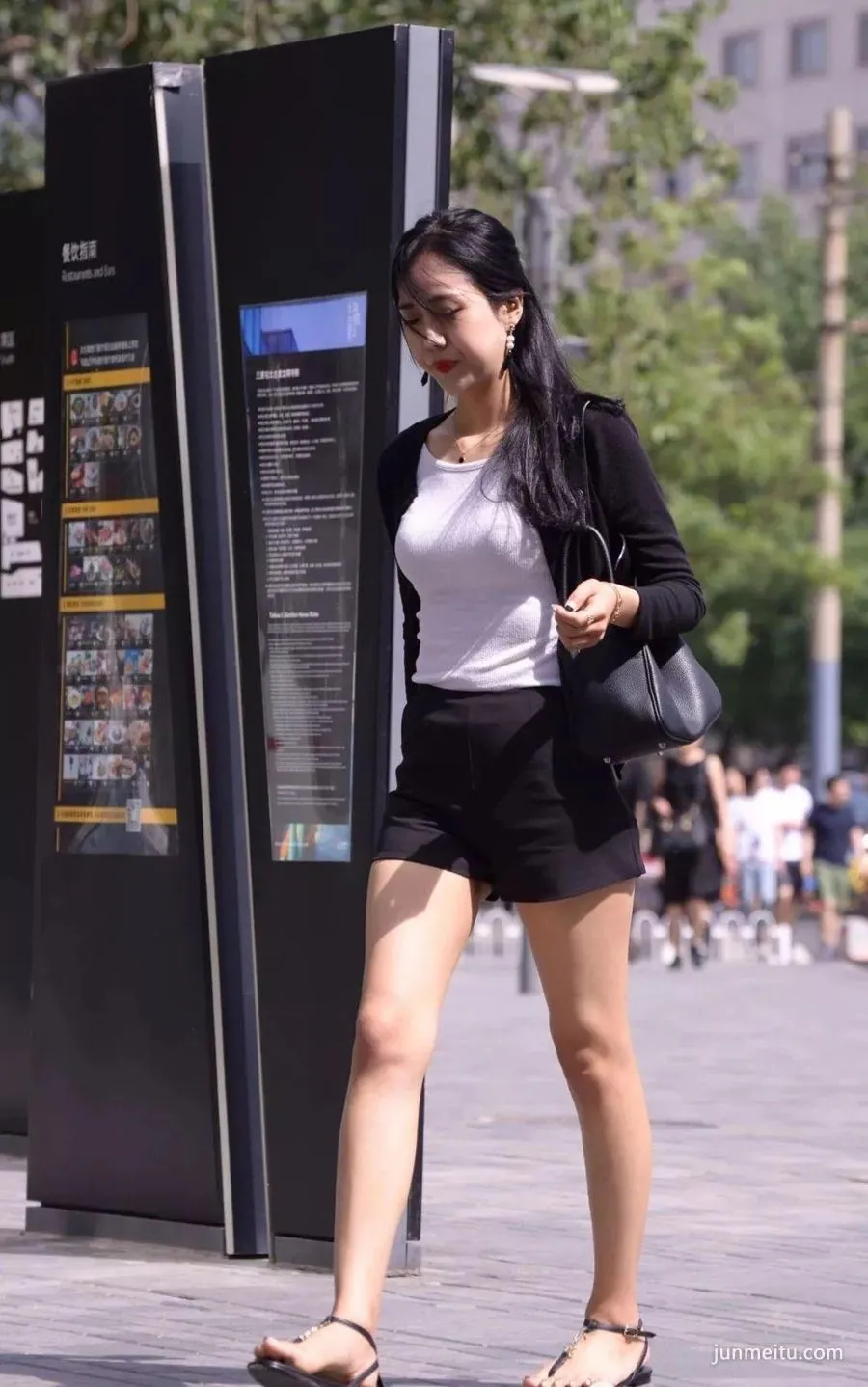 Street Snap: Black, a different kind of elegance photo 1