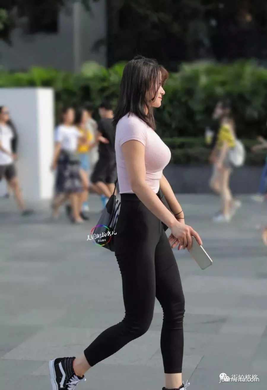Street Snap: Walking with This Figure Must Require Great Balance photo 1