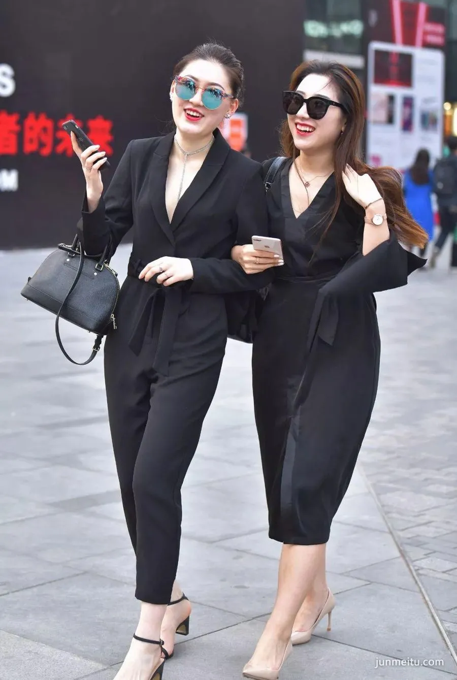 Street Snap: An Elegant White-Collar Worker, Very Intellectual photo 1