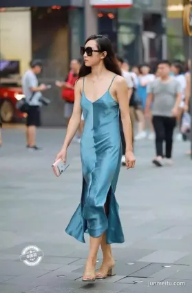 街拍嫩妹男朋友是不允許你睡衣出門的吧？