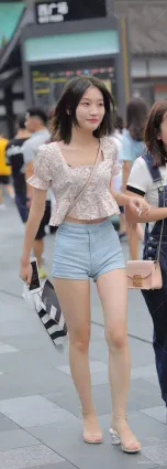 街拍牛仔熱褲小家碧月美搭身段好顔值高美