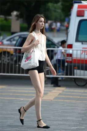 街拍俄羅斯美女，高挑大長腿到哪都是焦點