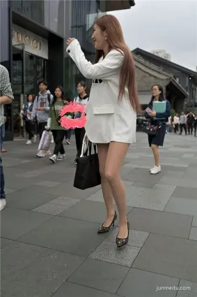 三裡屯街拍骨感美女穿肉絲襪，真的沒毛病