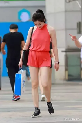 美少婦街拍，出街沒戴胸罩，透出豐滿的凹凸胸型